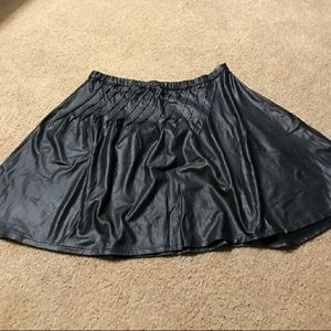 💃1hr SALE🤸6th and Ln Black leather like skirt